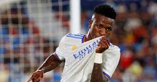 Real Madridin pelaajat tukevat Viníciusta